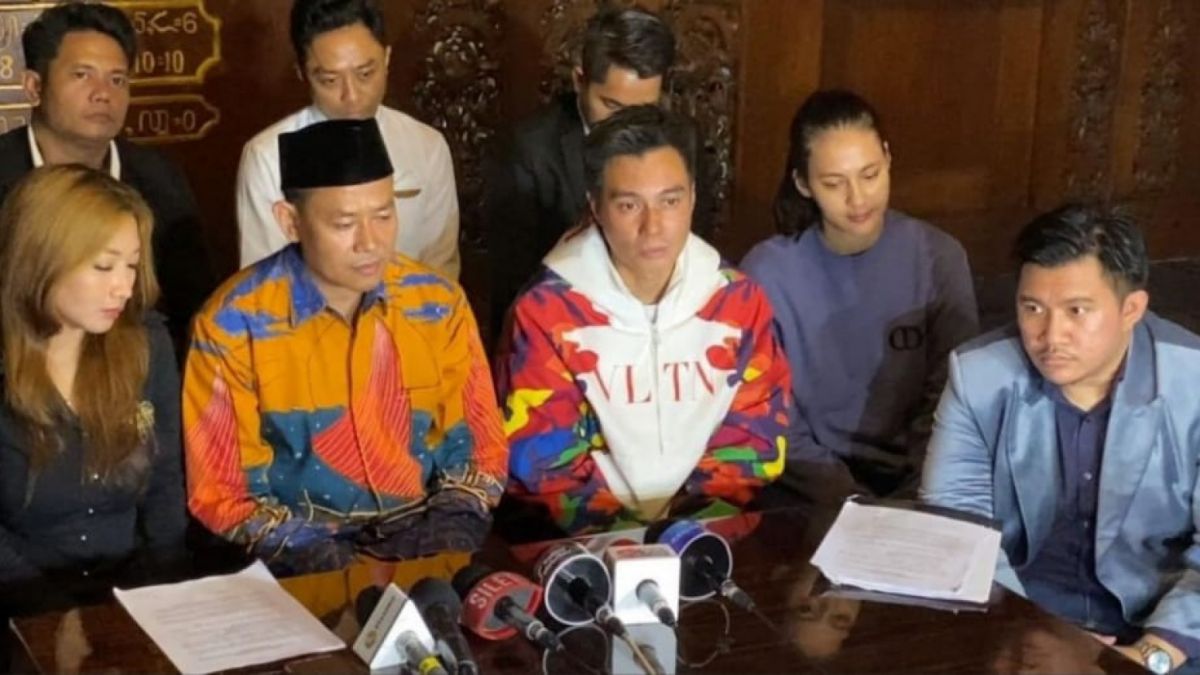 Baim Wong dan Paula saat pertemuan dengan salah satu pelapor prank KDRT di kawasan BSD, Tangerang Selatan (25/12/2022) [(Suara.com/Adiyoga Priyambodo)]