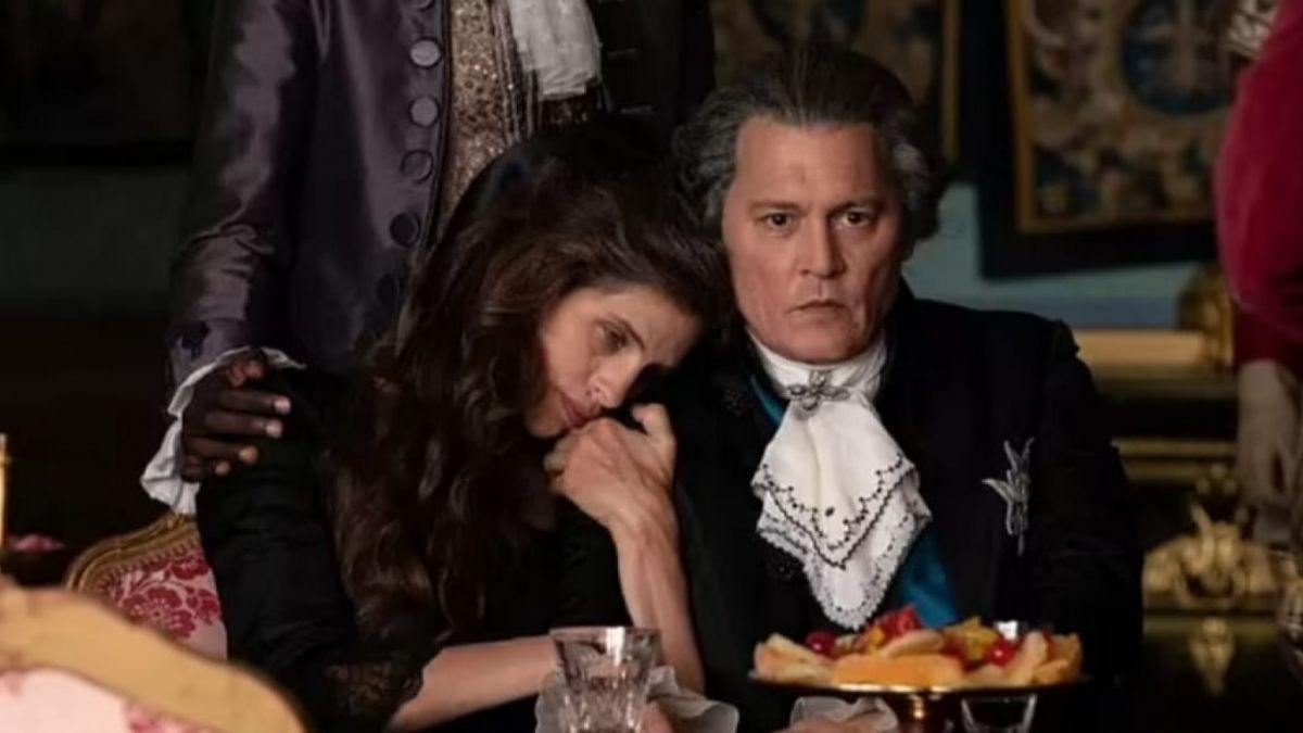 Johnny Deep bersama aktris/sutradara Maiwenn Le Besco yang berperan sebagai Jeanne du Barry [www.dailymail.co.uk]