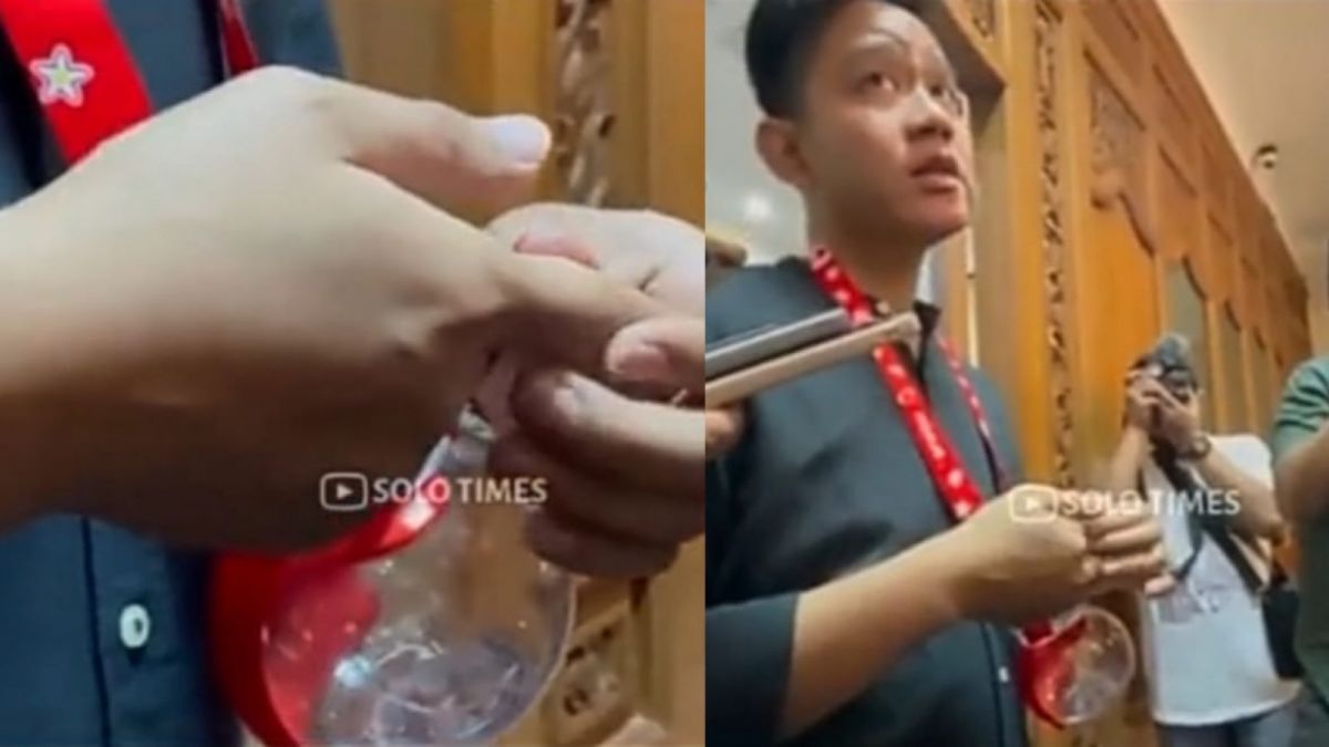 Gibran Rakabuming saat membawa botol Mixue [Instagram/@bundsthetic]