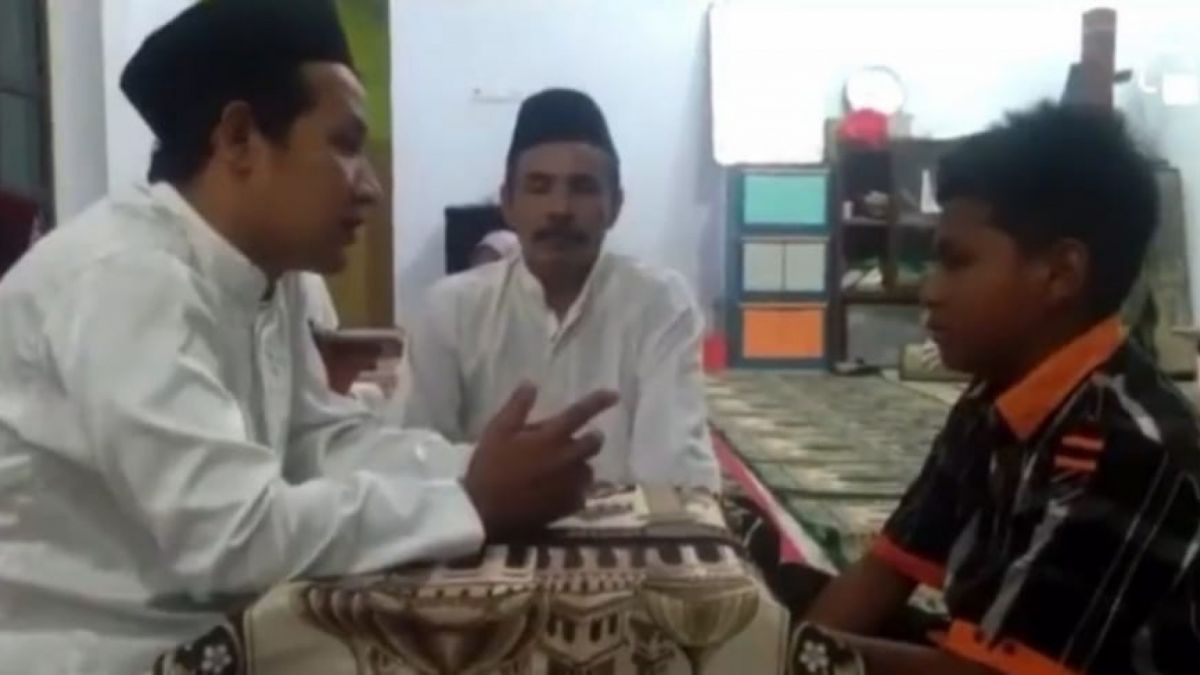 David saat dibimbing menjadi mualaf [Twitter @nu_online]