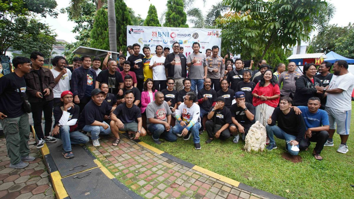 Ketua MPR RI Jazilul Fawaid bersama Pembina JIP Pratama Dahlian Persada foto bareng para peserta dan panitia Jurnalis Fest 2023. [Jurnalis Indonesia Peduli]