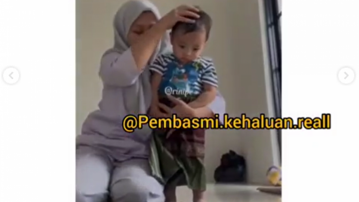 Cipung diajari salat oleh Sus Rini [Instagram @lambegosiip]