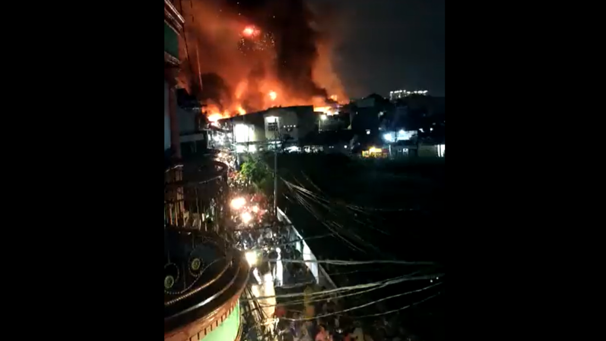 Depo Pertamina Plumpang mengalami kebakaran [Tangkapan video di Twitter]