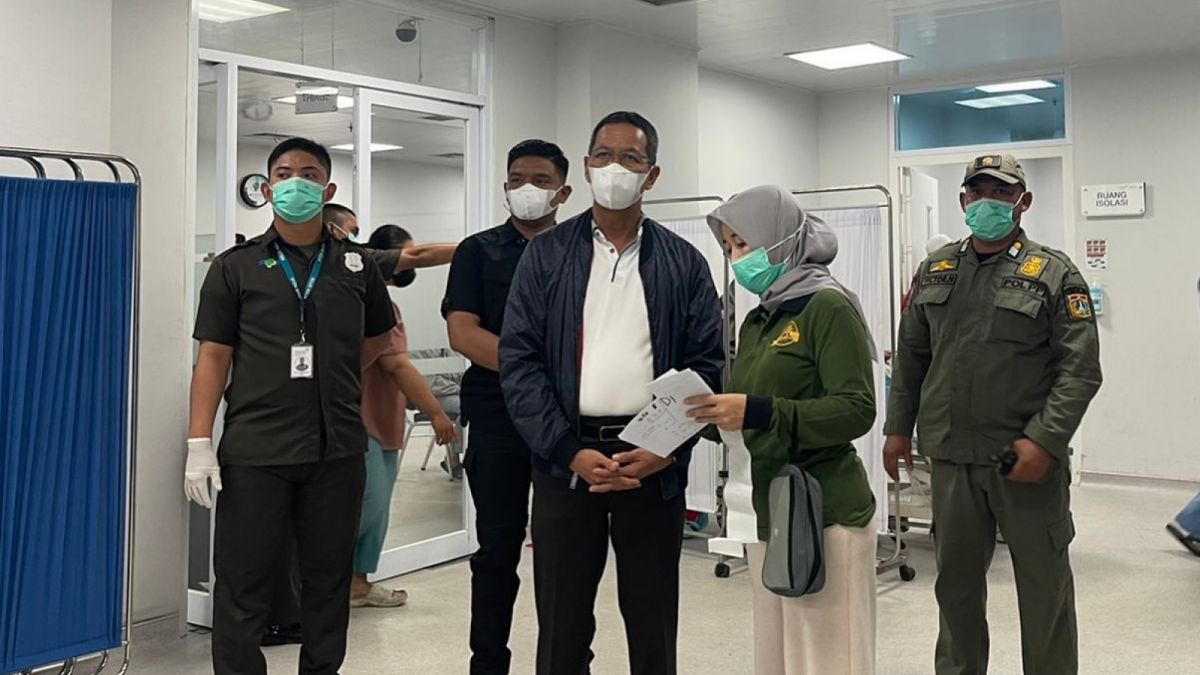 Pjs Gubernur DKI Jakarta Heru Budi Hartono (kaus putih dan jaket) saat pantau para korban kebakaran Depo Pertamina Plumpang. [Instagram @herubudihartono]