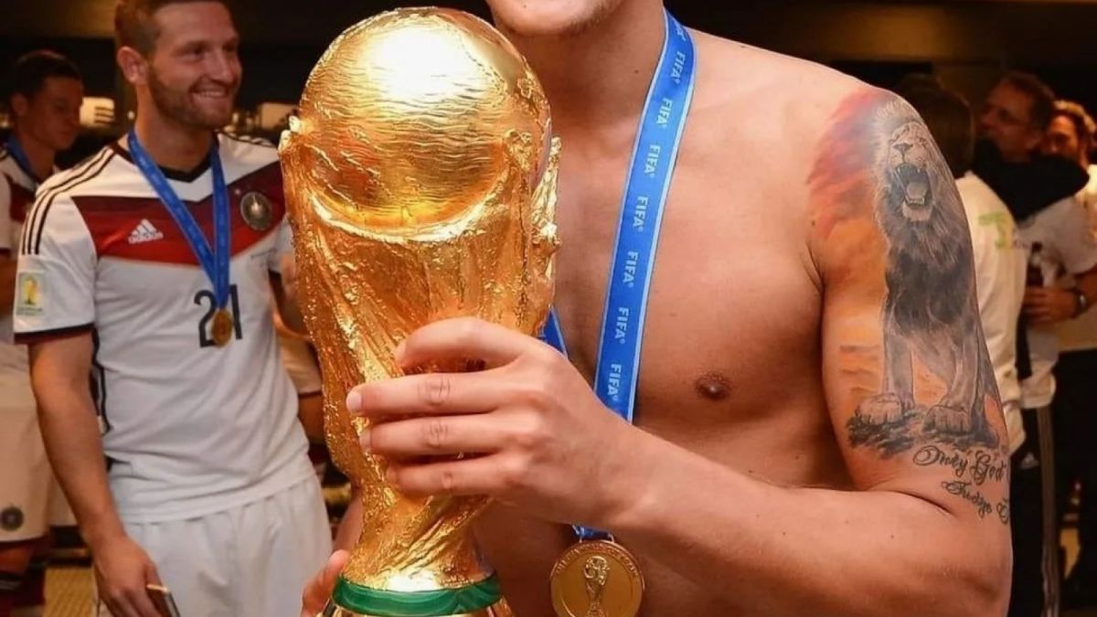 Ozil dengan Troffi Piala Dunia [Instagram Mesut Ozil]