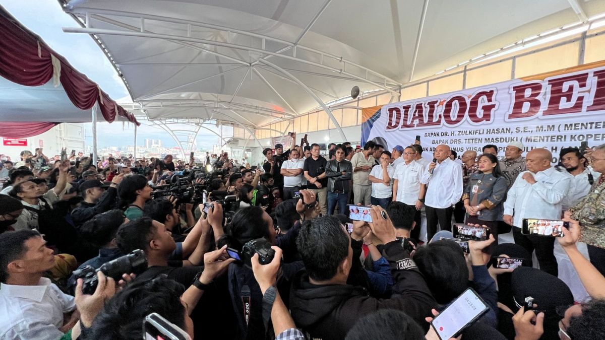 Menteri Perdagangan Zulkifli Hasan berdialog dengan pedagang pakaian bekas di Pasar Senen, Jakarta Pusat, Kamis (30/3/2023) [Kemendag]
