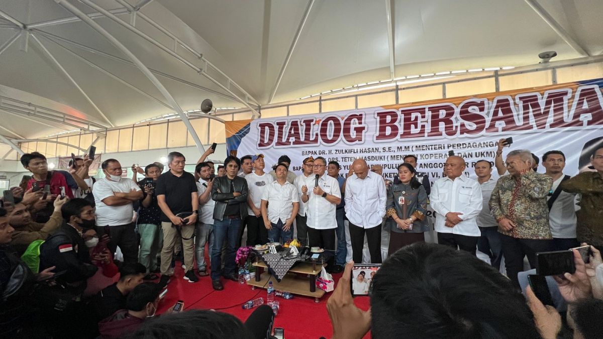 Menteri Perdagangan Zulkifli Hasan berdialog dengan pedagang pakaian bekas di Pasar Senen, Jakarta Pusat, Kamis (30/3/2023) [Kemendag]