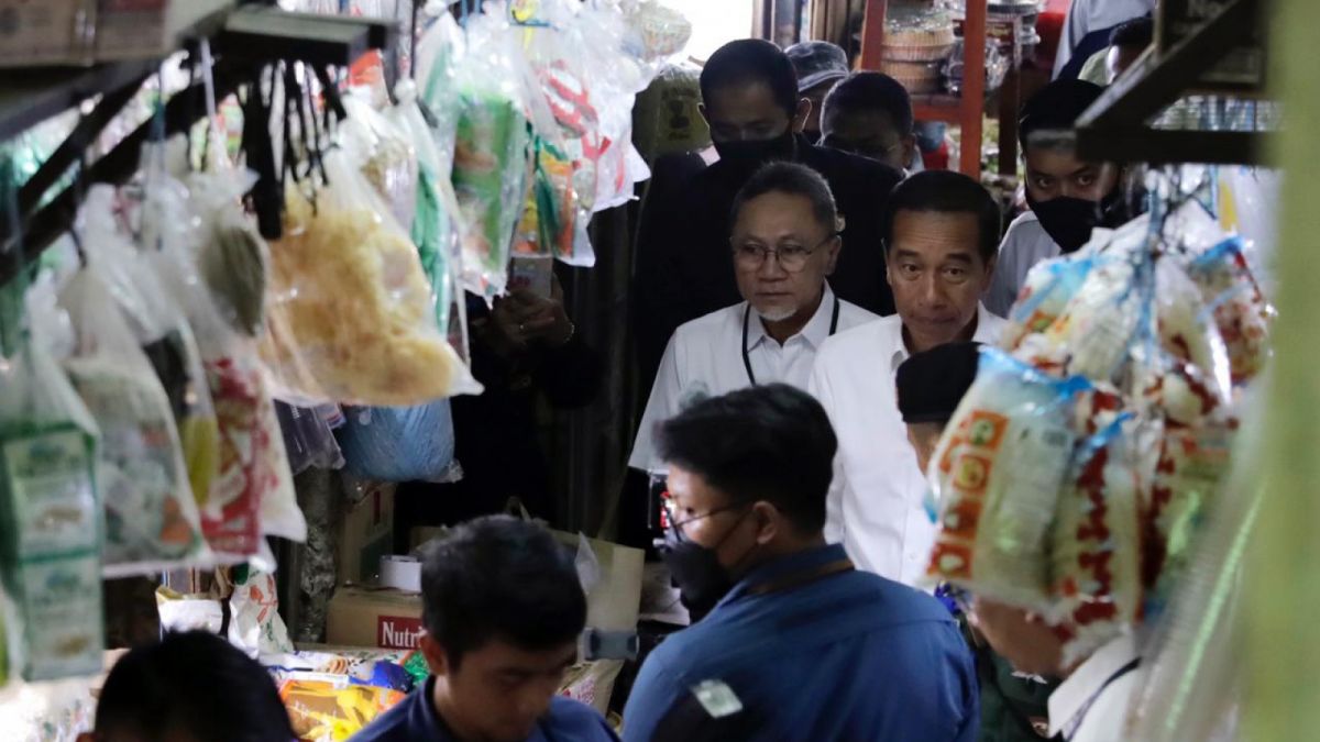 Presiden Jokowi dan Mendag Zulkifli Hasan tinjau harga dan pasokan pangan di Pasar Rawamangun, Jakarta Timur, Rabu (5/4/2023). [KemendagK]