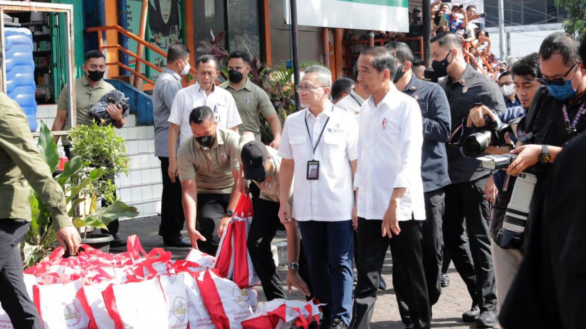 Presiden Jokowi dan Mendag Zulkifli Hasan tinjau harga dan pasokan pangan di Pasar Rawamangun, Jakarta Timur, Rabu (5/4/2023). [Kemendag]