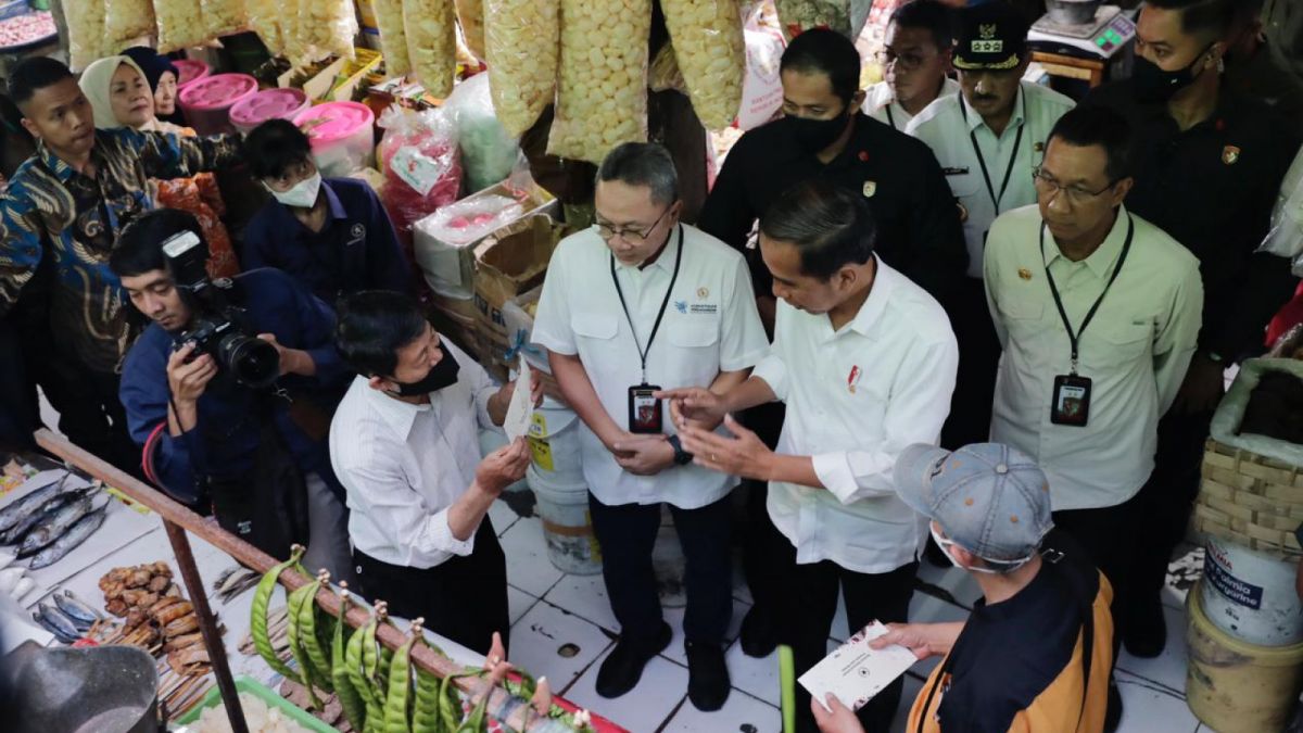 Presiden Jokowi dan Mendag Zulkifli Hasan tinjau harga dan pasokan pangan di Pasar Rawamangun, Jakarta Timur, Rabu (5/4/2023). [Kemendag]
