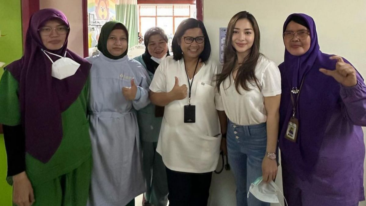 Nikita Willy bersama dokter dan suster [Instagram/@nikitawillyofficial94]