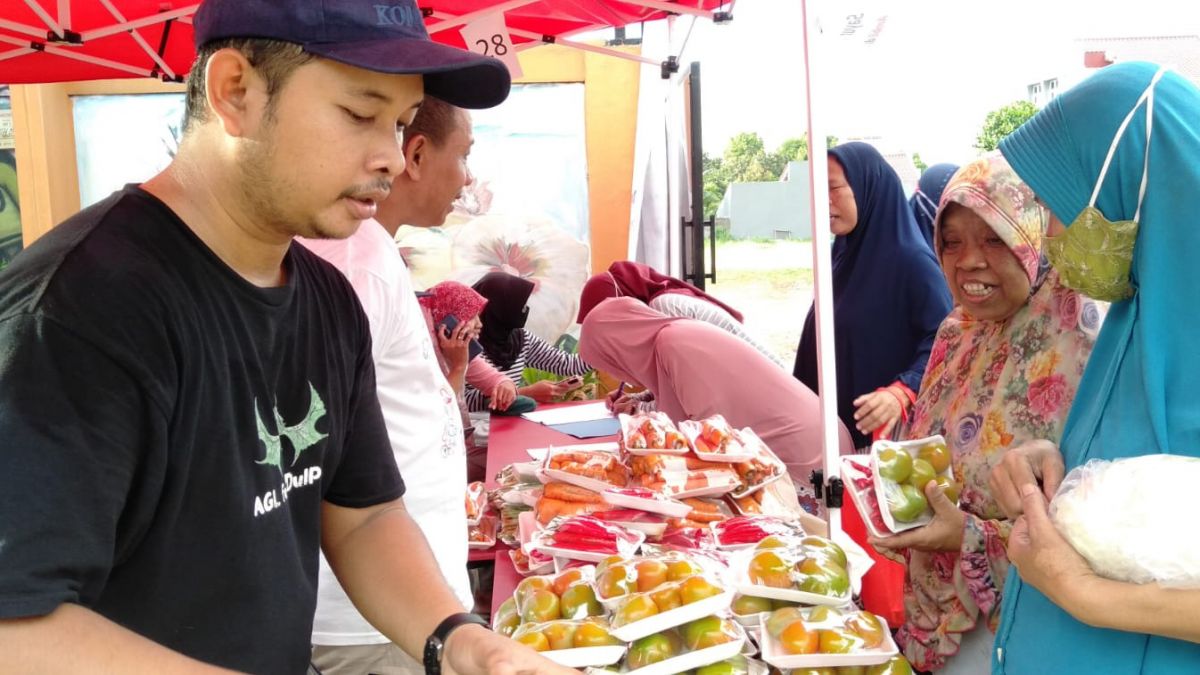 Jurnalis Indonesia Peduli (JIP) bekerja sama dengan Kementerian Pertanian menggelar bagi-bagi sayuran gratis di ajang Ramadan Fest 2023 di Taman Pemuda Pratama, Beji, Tanah Baru, Depok, Jawa Barat. [Aro]
