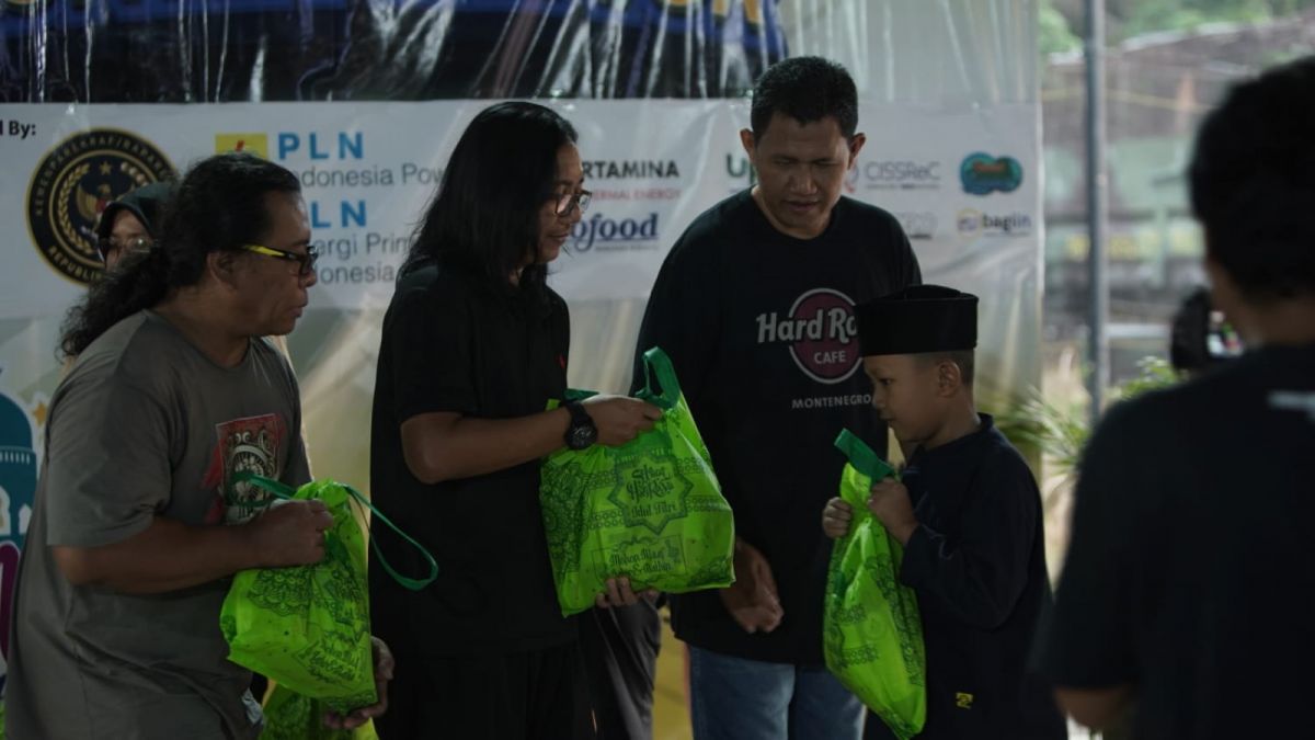 Tole Sutrisno (kedua dari kiri) dan Pratama Dahlian Persadha (ketiga dari kiri) tengah membagikan santunan kepada anak yatim di acara penutupan Ramadan Fest 2023 di Taman Pemuda Pratama, Tanah Baru, Beji, Depok, Minggu (16/4/2023)
