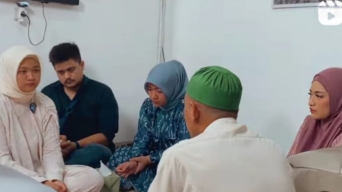 Tasya Holscher (berbaju putih) saat dibimbing menjadi mualaf [Instagram/@nathalieholscher]