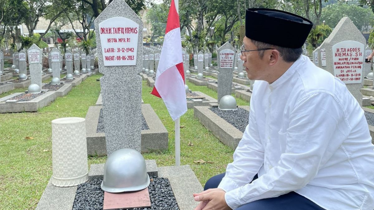 Anas Urbaningrum ziarah ke makam Taufiq Kiemas di Taman Makam Pahlawan Kalibata [Twitter @anasurbaningrum]