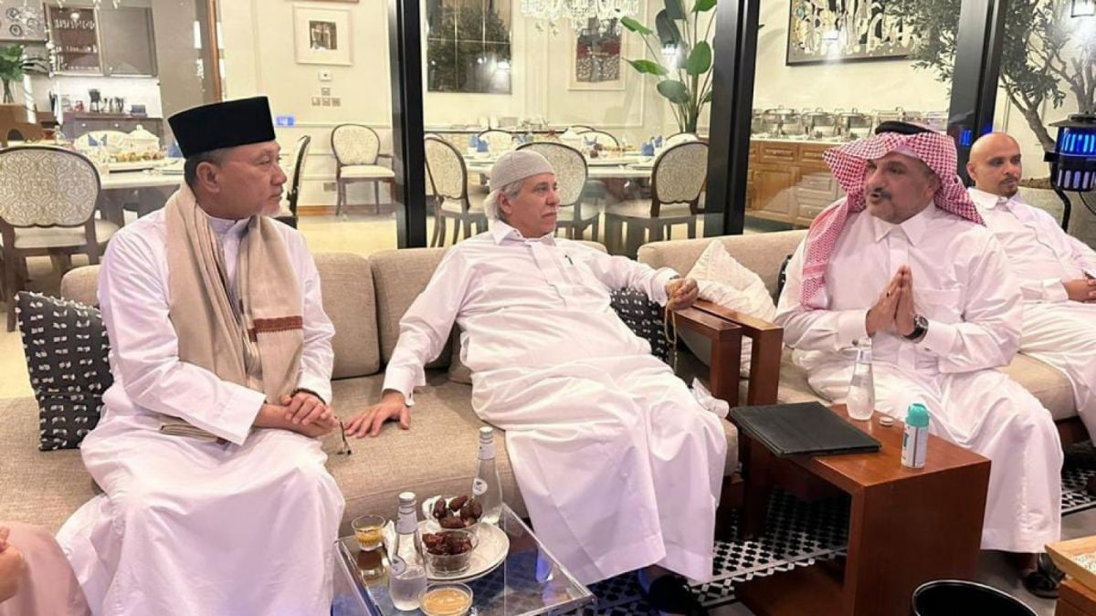 Mendag Zulkifli Hasan bersama Mendag Arab Saudi Majid Bin Abdullah Al-Qasabi (tengah) dan Menteri Sekretaris Negara Mohammad bin Abdul Malik Al Ash-Shaikh menggelar buka puasa bersama di Jeddah, Sabtu (18/4/2023). [Kemendag]
