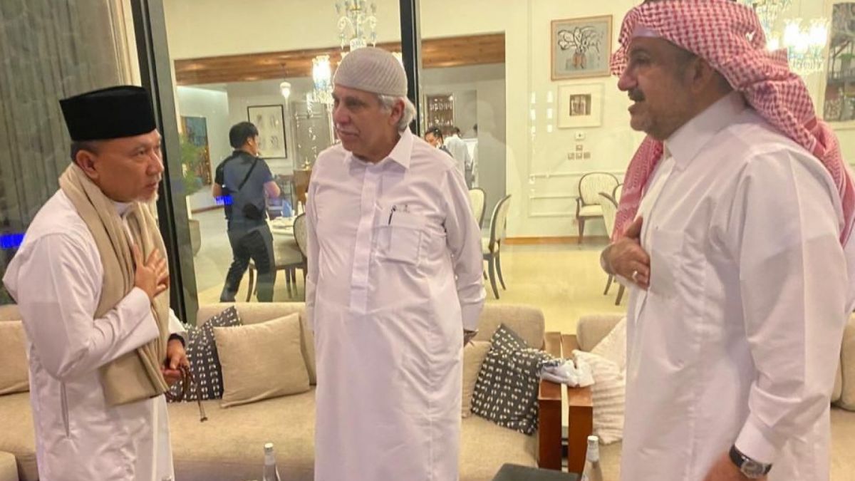 Mendag Zulkifli Hasan bersama Mendag Arab Saudi Majid Bin Abdullah Al-Qasabi (tengah) dan Menteri Sekretaris Negara Mohammad bin Abdul Malik Al Ash-Shaikh menggelar buka puasa bersama di Jeddah, Sabtu (18/4/2023). [Kemendag]