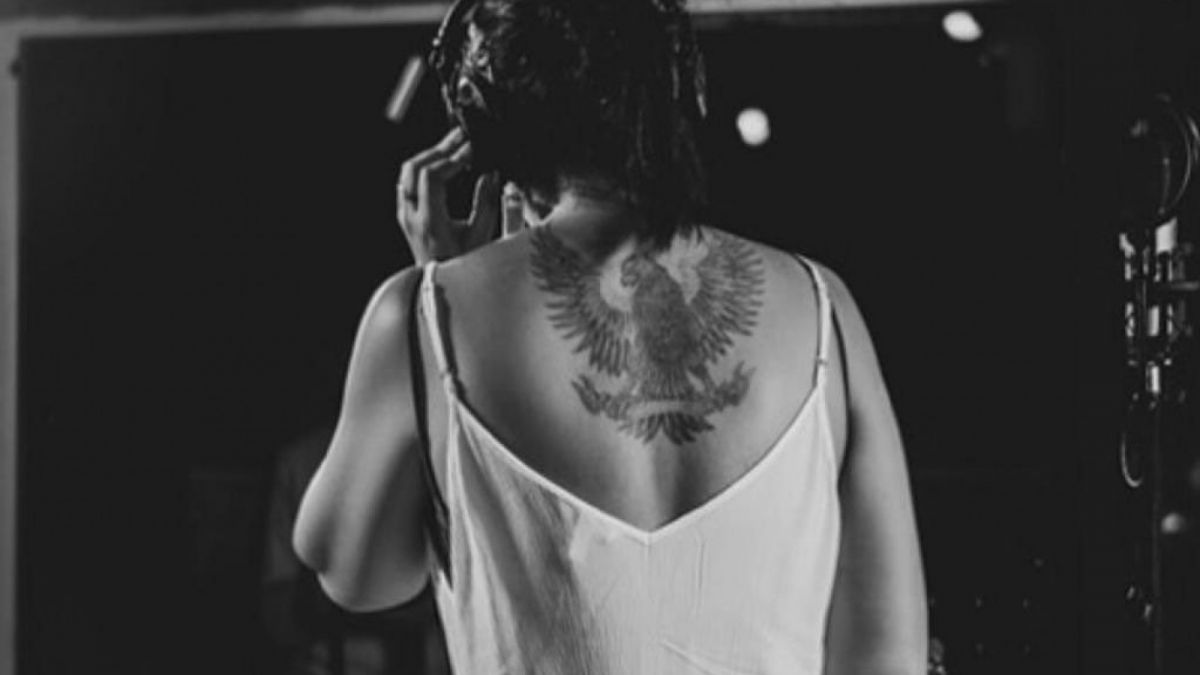 Melanie Subono pamer tato Garuda Pancasila di punggunnya. [Instagram @melaniesubono]