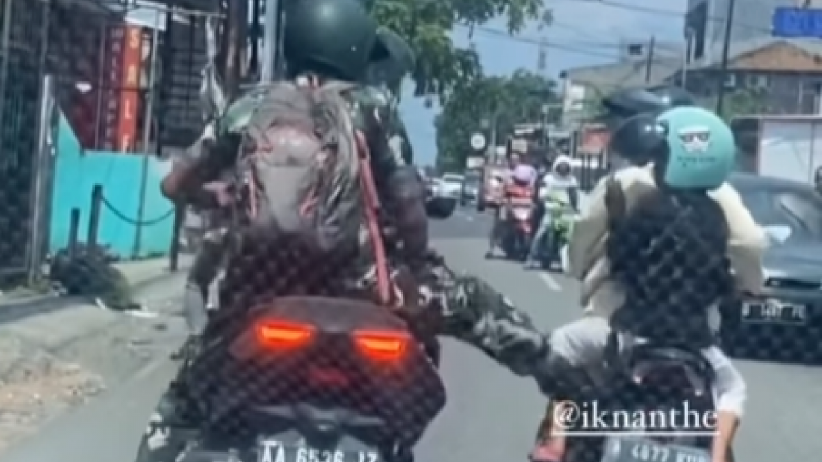 Anggota TNI yang mengendarai Yamaha XMax tendang motor Honda Vario yang dikendarai ibu membawa anak kecil. [Instagram @seindonesiaku]