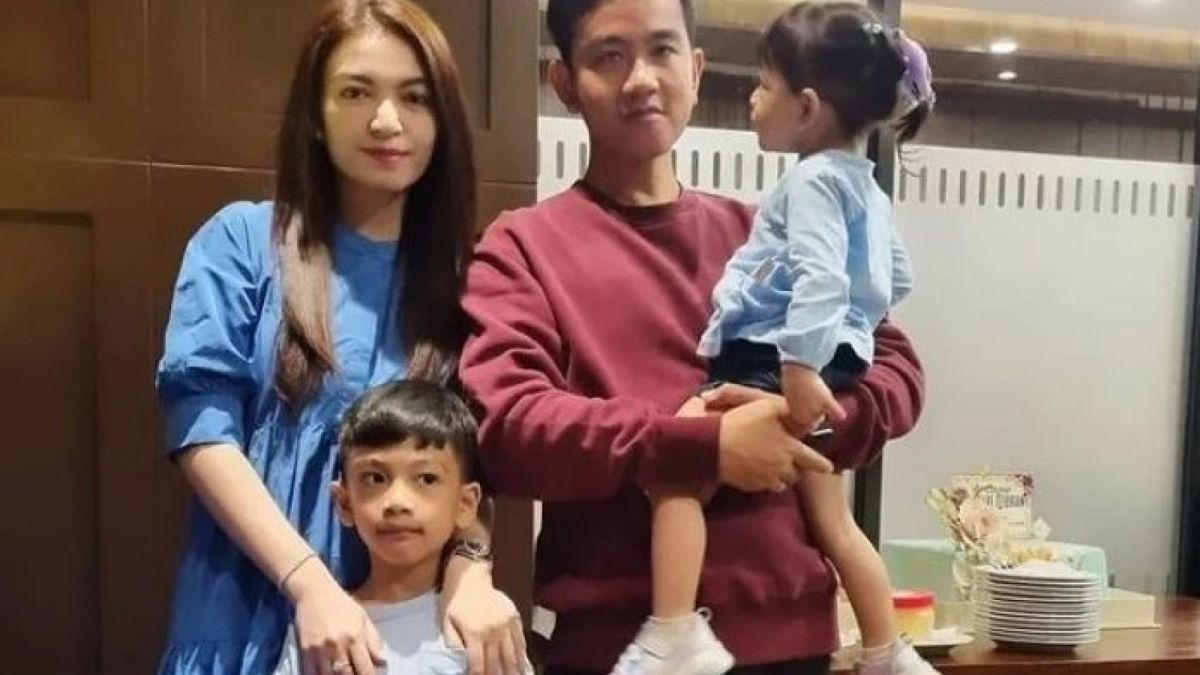 Gibran Rakabuming bersama Selvi Ananda dan kedua anak mereka, Jan Ethes Srinarendra dan La Lembah Manah [Instagram @selvianandagibranrakabuming]