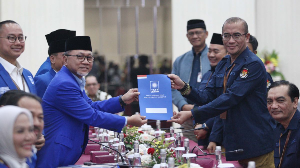 Ketua Umum Partai Amanat Nasional atau PAN Zulkifli Hasan bersama rombongan PAN mendatangi kantor KPU RI, di Menteng, Jakarta Pusat, Jumat (12/5/2023). [Media Center DPP PAN]