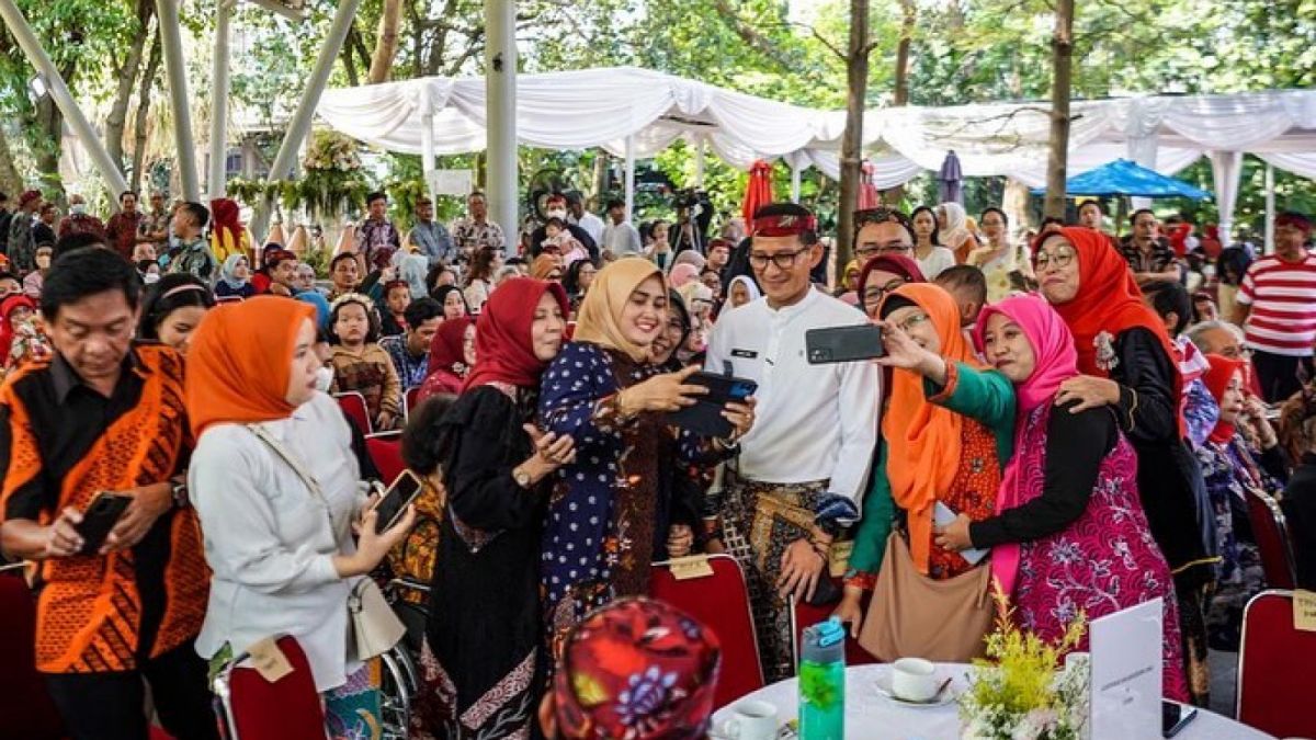 Menparekraf Sandiaga Salahuddin Uno saat di acara Halal Bihalal Keluarga Besar Madura SW se-Nusantara di kawasan Jakarta Selatan. [Instagram @sandiuno]