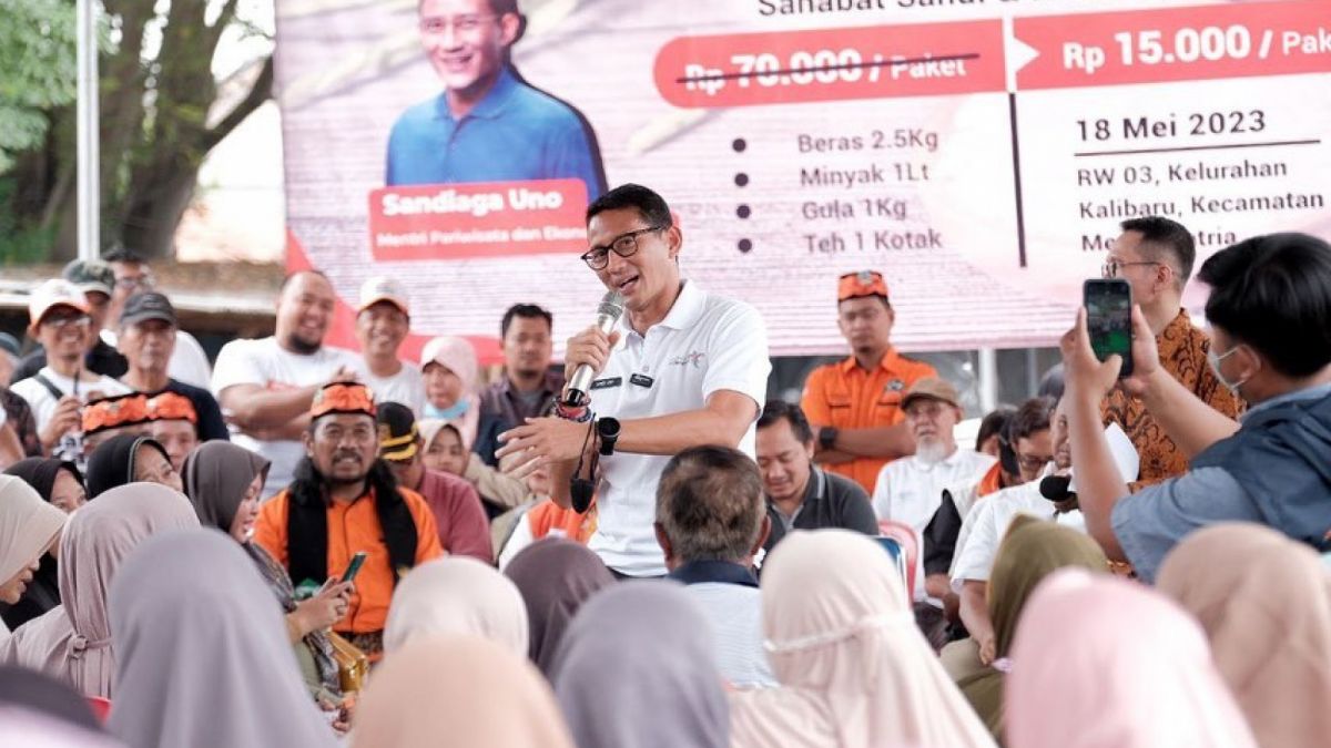 Sandiaga Uno di acara Bazaar Sembako Murah dari Ruang Kamil dan UMKM Sahabat Sandi di saat di Medan Satria, Bekasi Barat, Kamis (18/5/2023). [Instagram @sandiuno]