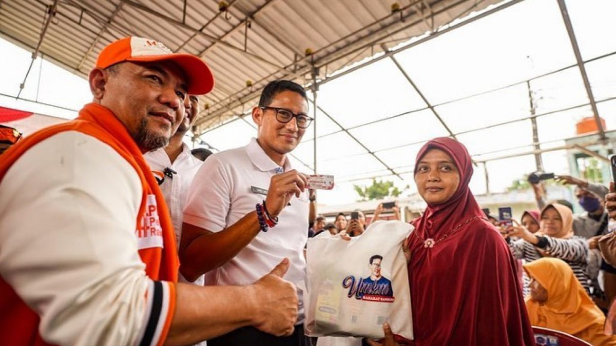 Sandiaga Uno di acara Bazaar Sembako Murah dari Ruang Kamil dan UMKM Sahabat Sandi di saat di Medan Satria, Bekasi Barat, Kamis (18/5/2023). [Instagram @sandiuno]