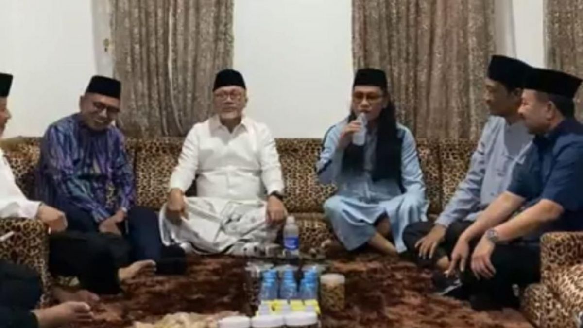 Mendag Zulkifli Hasan bertemu Gus Miftah di Pondok Pesantren Ora Aji di Sleman, Yogyakarta, Sabtu (20/5/2023) malam. [DPP PAN]