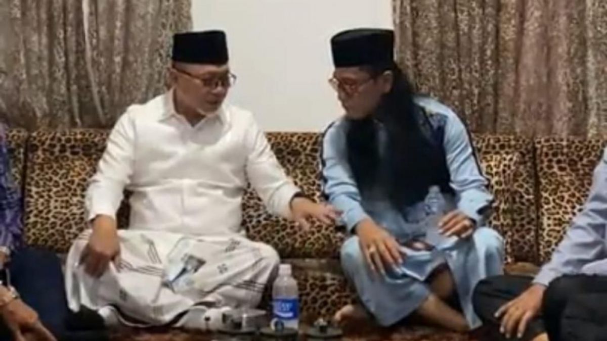 Mendag Zulkifli Hasan bertemu Gus Miftah di Pondok Pesantren Ora Aji di Sleman, Yogyakarta, Sabtu (20/5/2023) malam. [DPP PAN]