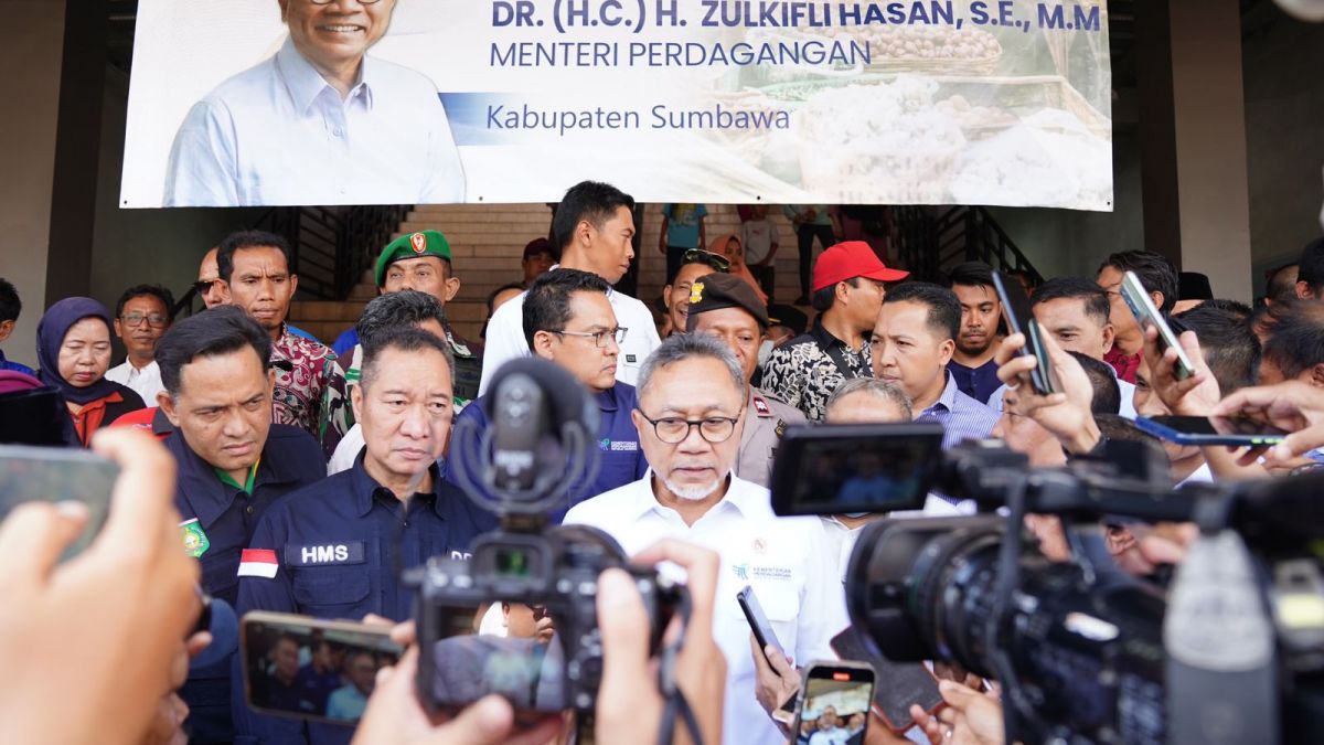 Mendag Zulkifli Hasan cek harga sejumlah barang kebutuhan pokok di Pasar Saketeng, Sumbawa, Nusa Tenggara Barat (NTB), Jumat (7/7/2023). [Humas Kemendag]
