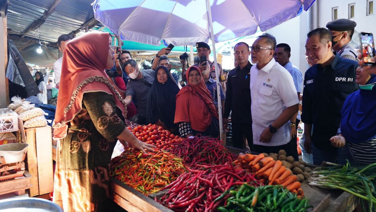 Mendag Zulkifli Hasan cek harga sejumlah barang kebutuhan pokok di Pasar Saketeng, Sumbawa, Nusa Tenggara Barat (NTB), Jumat (7/7/2023). [Humas Kemendag]
