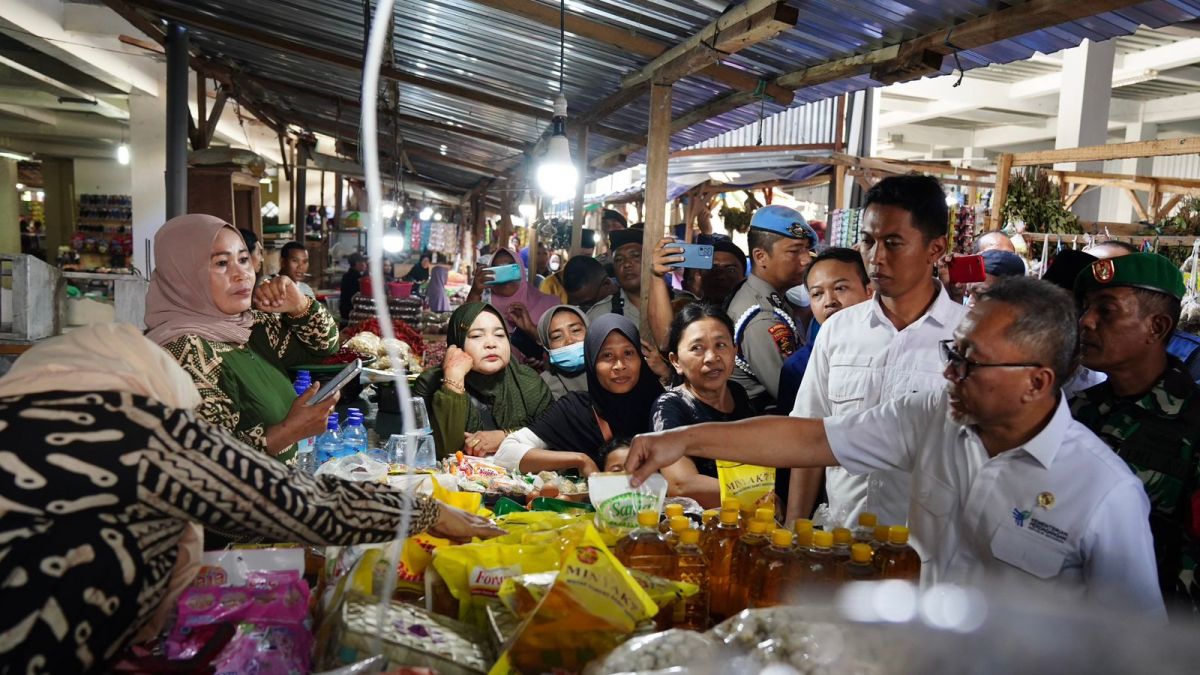 Mendag Zulkifli Hasan cek harga sejumlah barang kebutuhan pokok di Pasar Saketeng, Sumbawa, Nusa Tenggara Barat (NTB), Jumat (7/7/2023). [Humas Kemendag]
