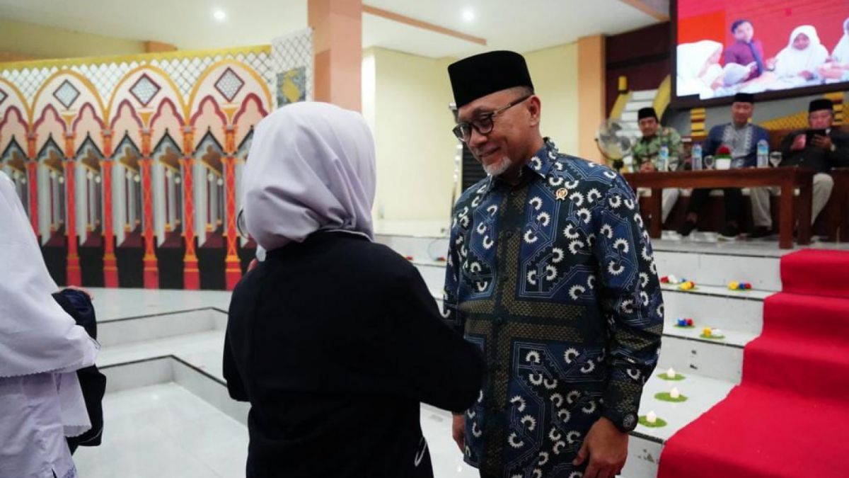 Mendag Zulkifli Hasan di acara Pembukaan Tahun Pendidikan 2023/2024 dan Pelantikan Santri Baru Pondok Pesantren Dea Malela, Sumbawa, NTB, Jumat, (7/7/2023). [Humas Kemendag]