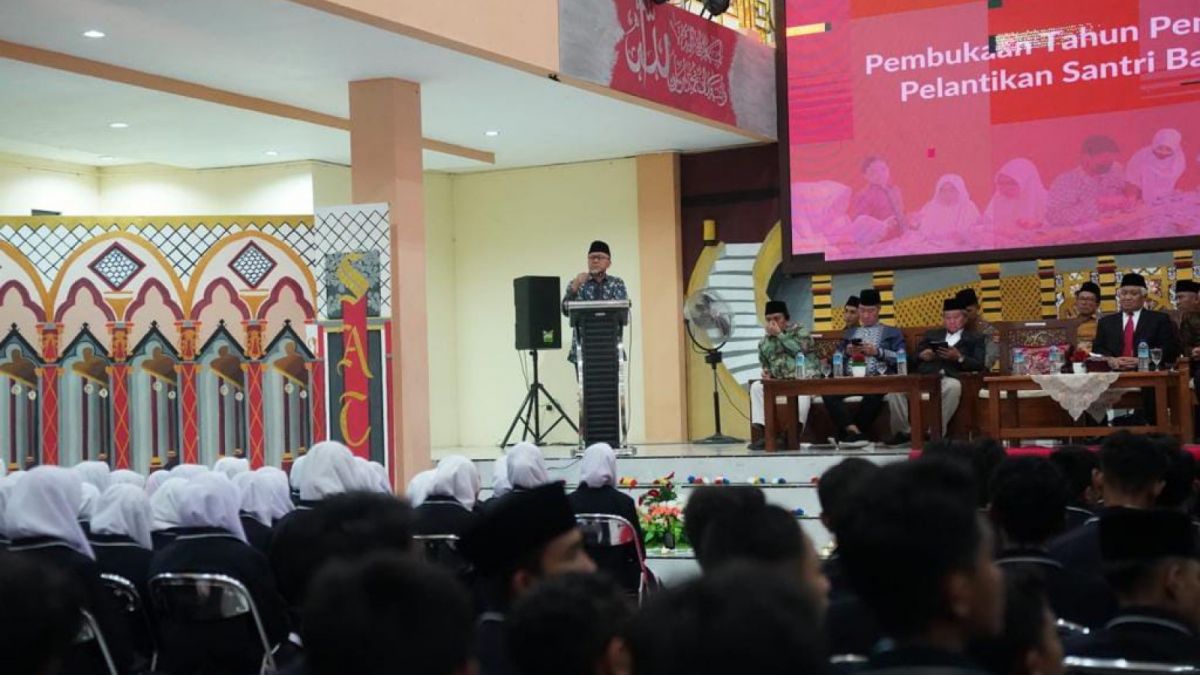 Mendag Zulkifli Hasan beri pidato sambutan dalam Pembukaan tahun Pendidikan 2023/2024 dan Pelantikan Santri Baru Pondok Pesantren Dea Malela, Sumbawa, NTB, Jumat, (7/7/2023). [Humas Kemendag]