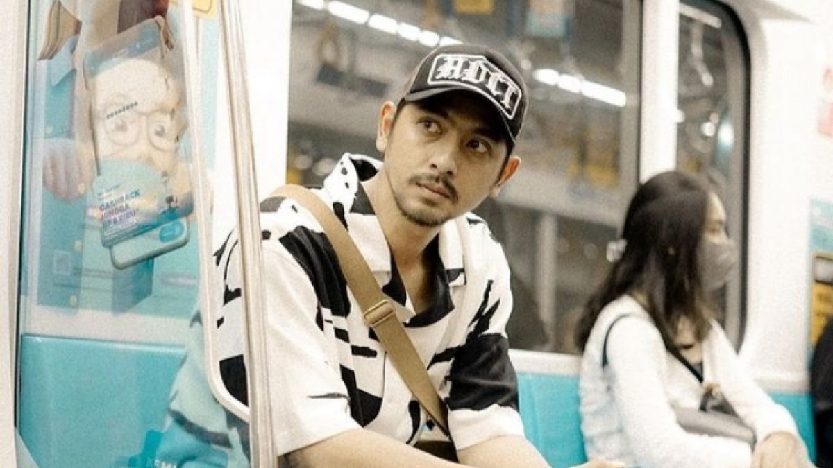 Arya Saloka di dalam sebuah kereta [@Instagram/arya.saloka]