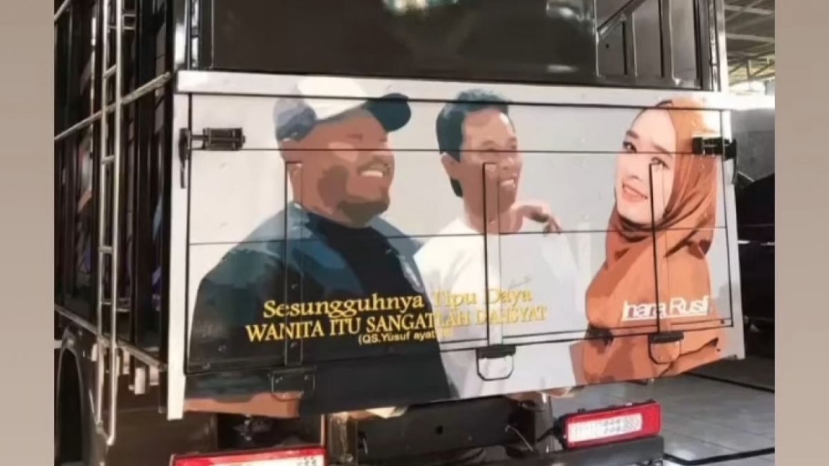 Inara jadi model bak belakang truk [@Instagram/mommy_starla]