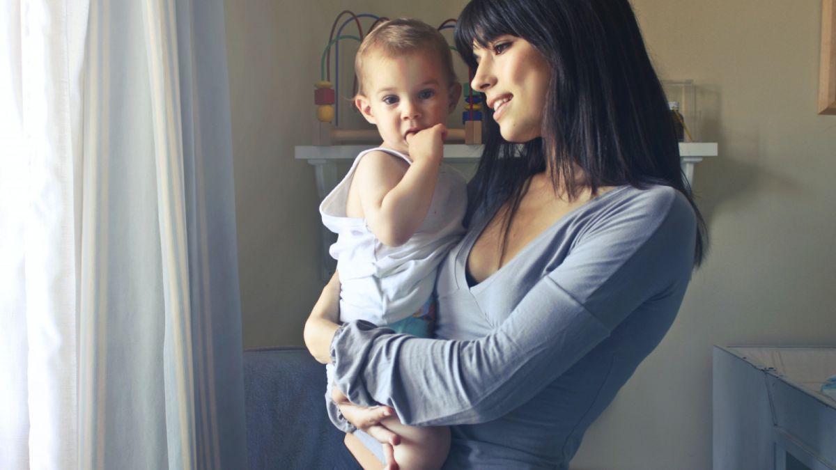 Ilustrasi Ibu Pekerja saat jaga anak [@pexels/andreapiacquadio]