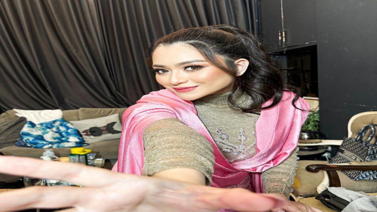 Nathalie Holscher mengaku sempat tak betah kenakan hijab [Instagram/ @nathalieholscher]