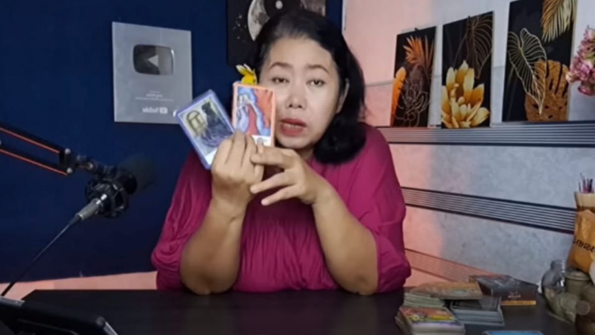 Jeng Nimas saat menerawang karakter asli Jeje dengan media kartu tarot [Youtube Jeng Nimas]