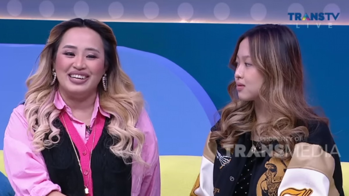Pinkan Mambo dan Michelle Ashley ketika tampil di Brownis Trans TV [Tangkap layar YouTube TRANS TV Official]