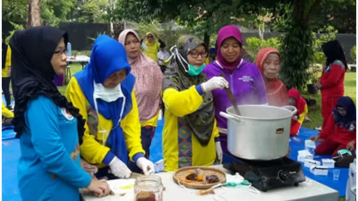 Praktik membuat obat dari tanaman herbal di Tamah Herbal Insani [www.javatravel.com]