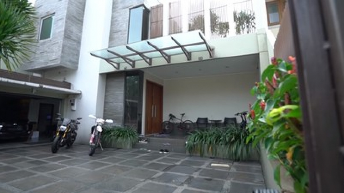 Poptret rumah Ari Wibowo [Youtube Andre Taulany]