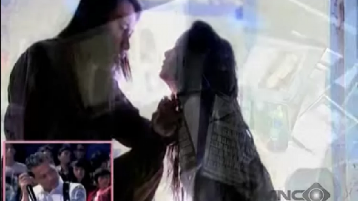 Respons Anang Hermansyah ketika melihat video klip dirinya bersama Krisdayanti [Tangkap layar YouTube Apa Aja Boleh]