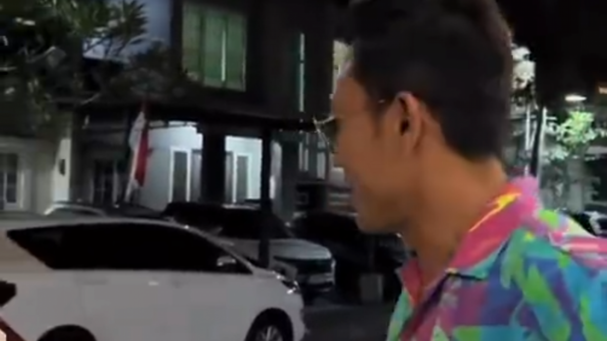 Momen Denny Sumargo menyambut kedatangan Rendy Kjaernett dan Lady Nayoan [Instagram @rendykjaernett1]