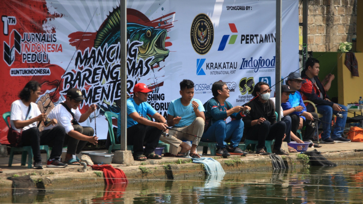 Para awak media ikut serta dalam ajang Fun Fishing Antara Forum Wartawan yang digelar Jurnalis Indonesia Peduli (JIP), pada Minggu (20/8/2023) di pemancingan Adhiraja Deluna, Depok, Jawa Barat. [JIP]