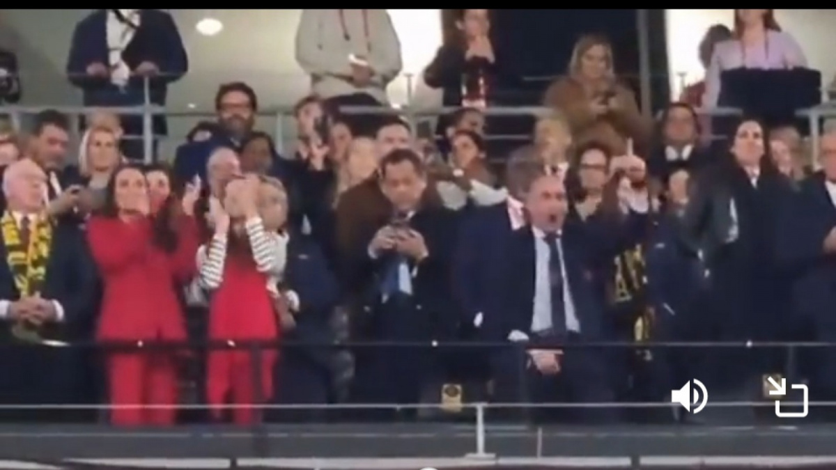 Momen Rubiales bertingkah di tribun [X(twitter)/@perendinador]