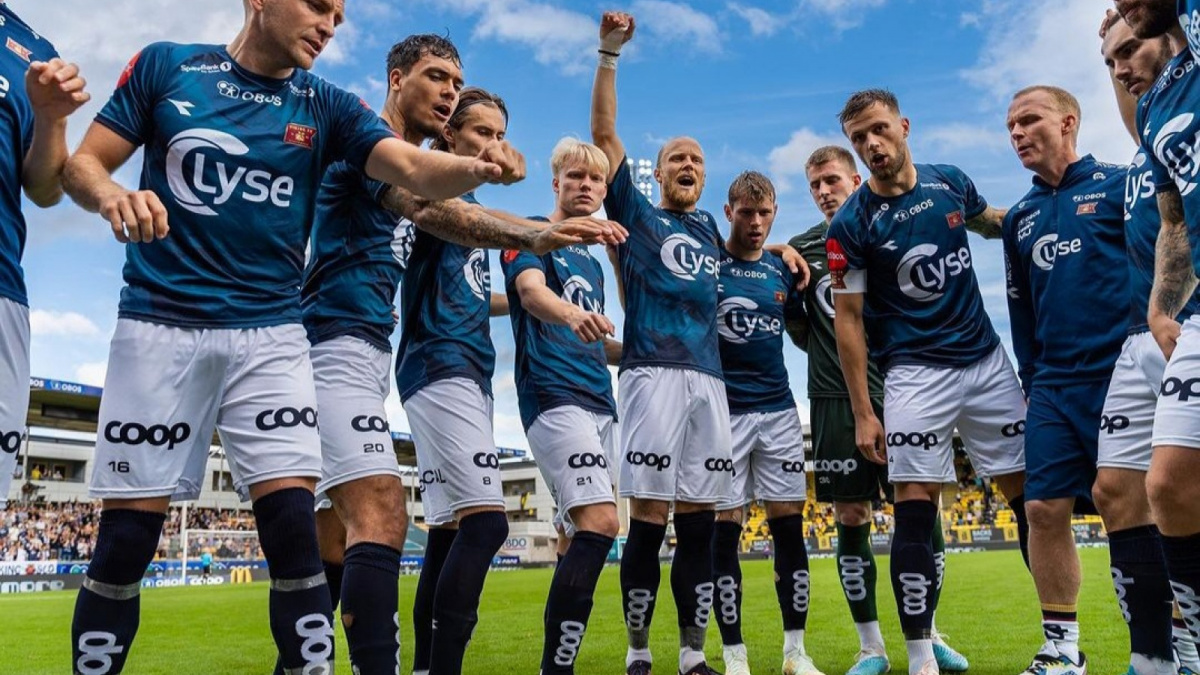 Shayne Pattynama dengan Punggawa Viking FK [Instagram/@s.pattynama]