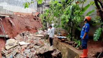 Intensitas Hujan Tinggi, Sejumlah Wilayah Depok Diterjang Banjir dan Tanah Longsor