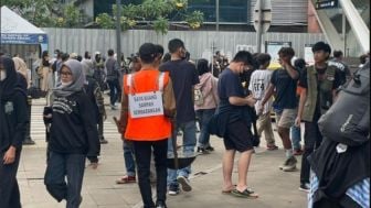 Biar Jera Tidak Buang Sampah Sembarangan, Bocah SCBD Dihukum Pakai Rompi Oranye